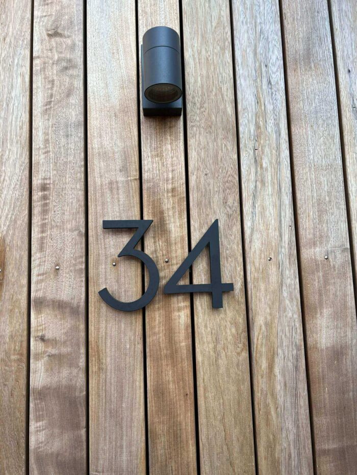 Huisnummer zwart 15 cm groot, modern 1