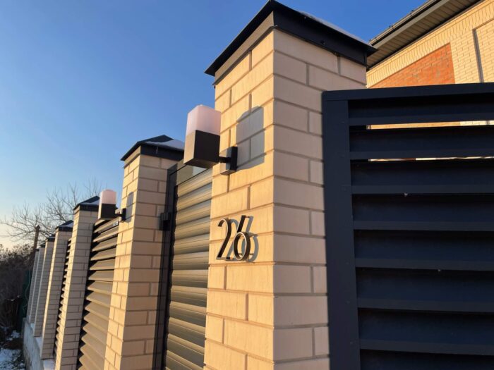 Hattem Black - numéro de maison noir 12,5 cm - photo d'ambiance 2