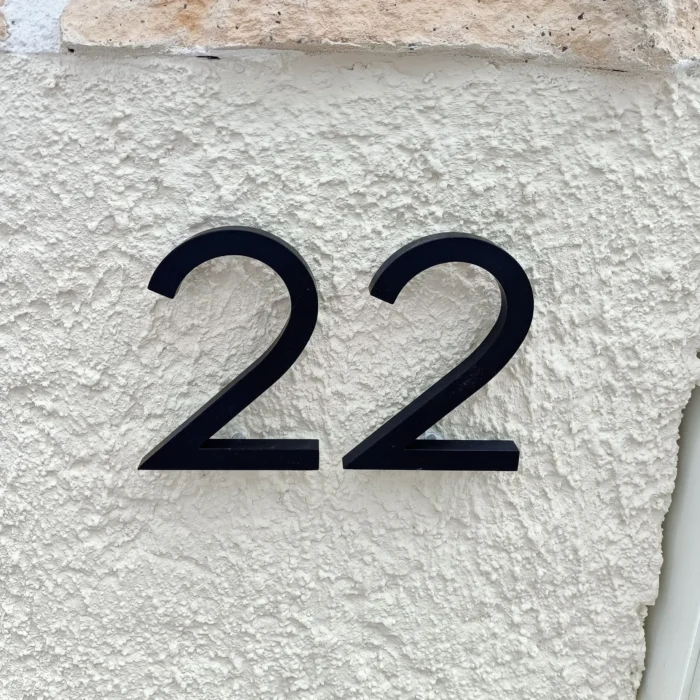 Numéro de maison noir 10 cm - petits chiffres noir mat - numéros de maison noirs photo d'ambiance