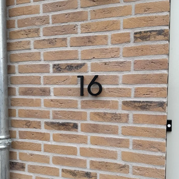Kemp-zwart-huisnummers-10cm-vooraanzicht1-aluminium-huisnummer