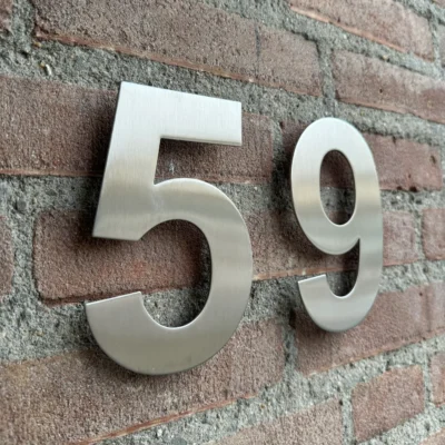 Rustfrit stål husnummer 15 cm - husnummer sølv moderne - stemningsfoto4