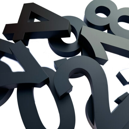 Numéro de maison 3D noir 30 cm - avec lettres - photo d'ambiance